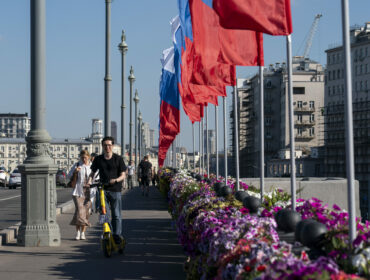 12 июня – День России. Москву украсили флагами