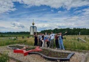 Ученики школы №1354 «Вектор» высадили цветы на воинском мемориале