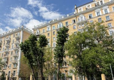 На улице Правды проходит капитальный ремонт дома в стиле советский неоклассицизм